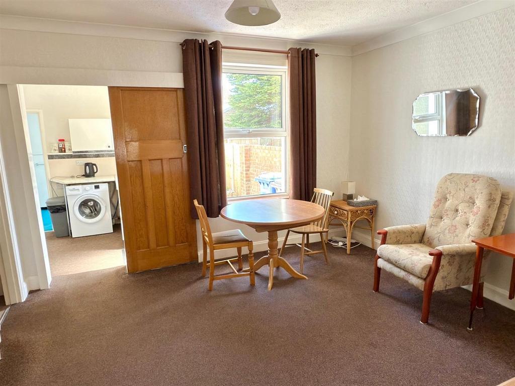 DINING ROOM.jpg