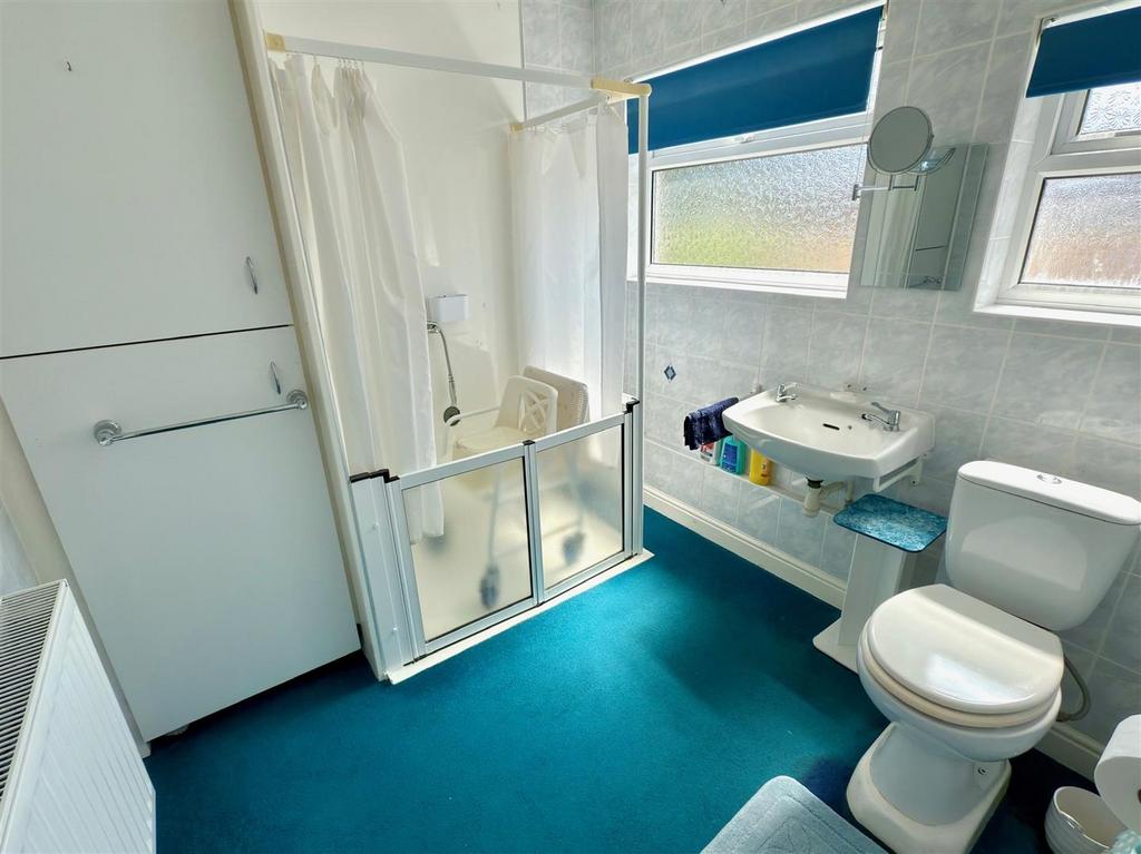SHOWER ROOM.jpg