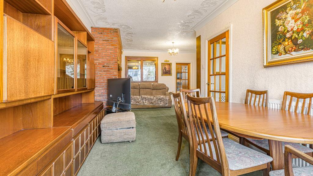 Lounge/Dining Area