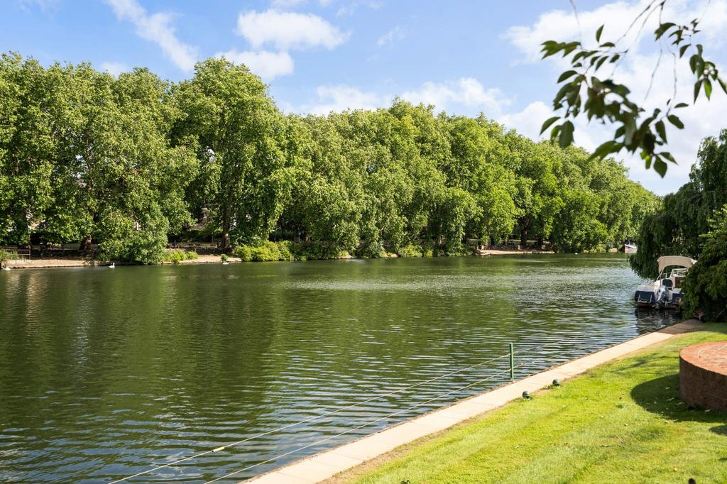 Thames Mooring
