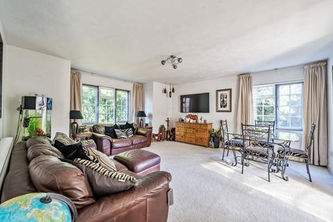 2 bedroom flat for sale, Colne Lodge, Walton On Thames, Surrey, KT12