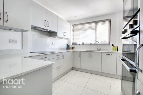 4 bedroom detached house for sale, Grange Place, Laleham