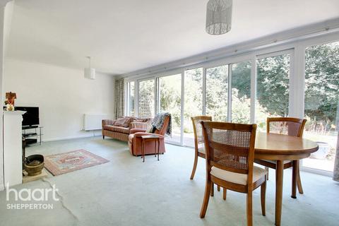 4 bedroom detached house for sale, Grange Place, Laleham