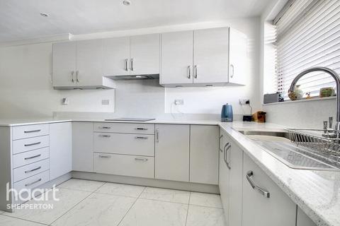 4 bedroom detached house for sale, Grange Place, Laleham