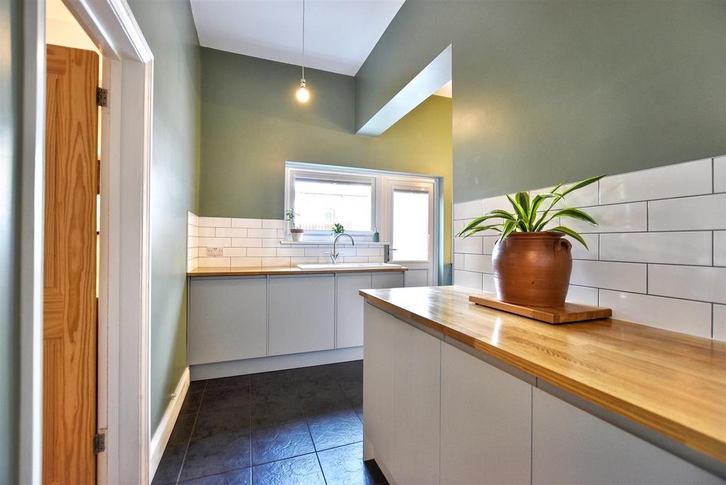 Kitchen...JPG