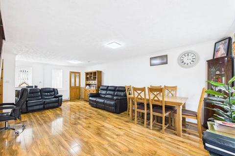 4 bedroom semi-detached house for sale, Chester Close, Worcester, WR5