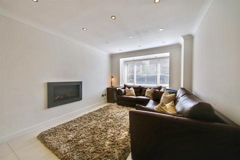 6 Wayside, Shenley, Radlett, WD7 9JN