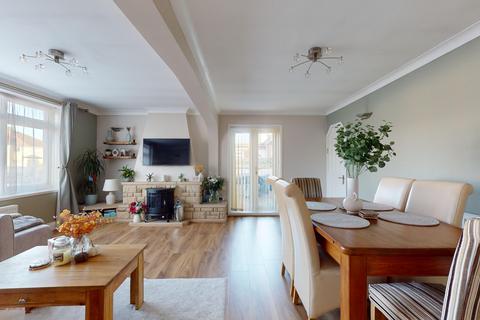 3 bedroom apartment to rent, Gilda Parade, Bristol BS14
