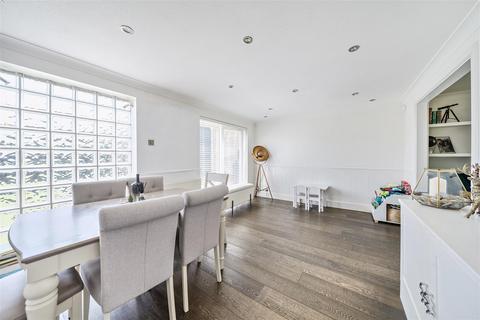 37 Finch Lane, Bushey, WD23 3AJ