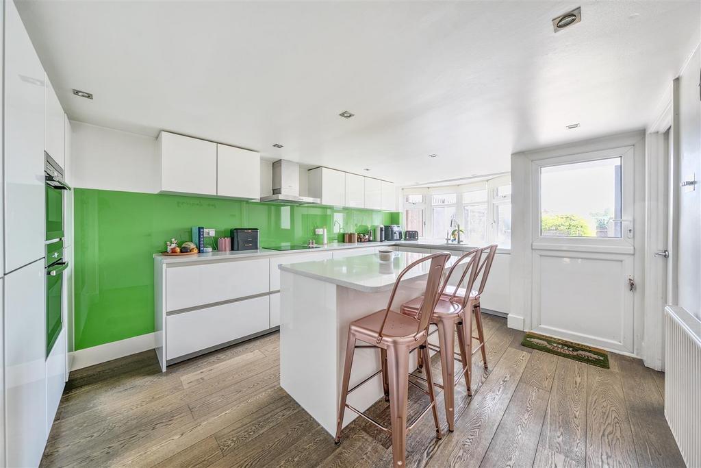 Kitchen/Breakfast Room:
