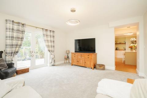 8 Warminster Place, Sheffield, S8 8PU