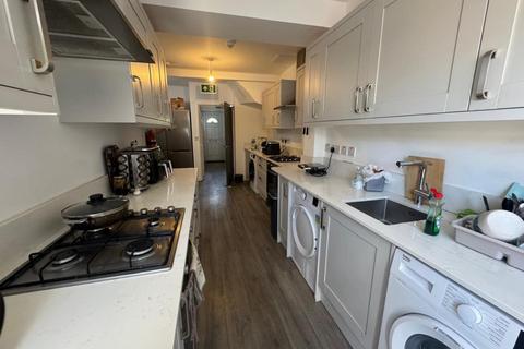 Studio to rent, Victoria Road, London