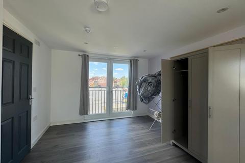 Studio to rent, Victoria Road, London