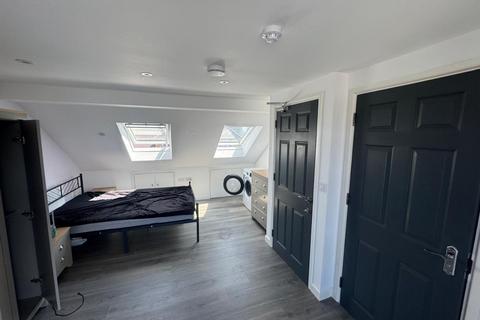 Studio to rent, Victoria Road, London
