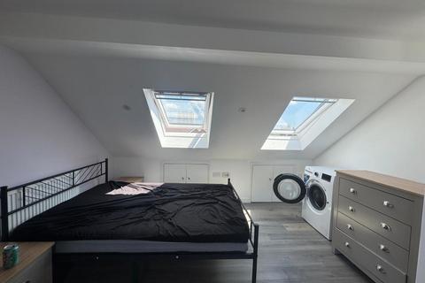 Studio to rent, Victoria Road, London
