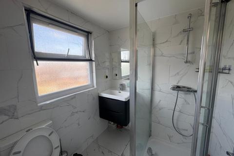 Studio to rent, Victoria Road, London