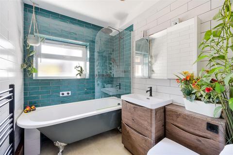 33 Bramble Walk, Epsom, KT18 7TB