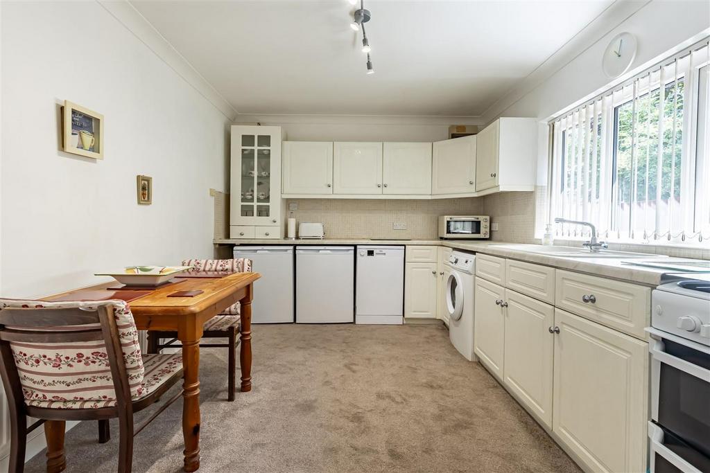 208 Queens Road CM16 (2).jpg