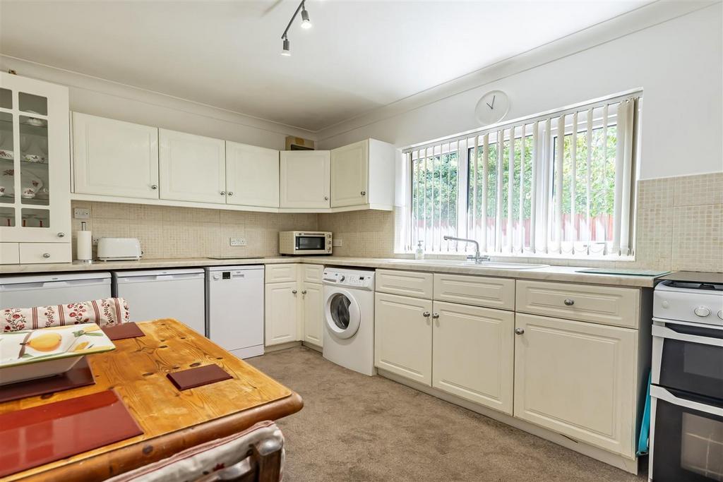 208 Queens Road CM16 (3).jpg