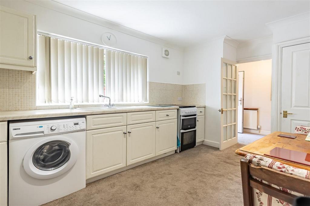 208 Queens Road CM16 (4).jpg