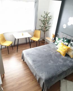 undefined, 3 Bedroom Garden Flat For Rent London, E4