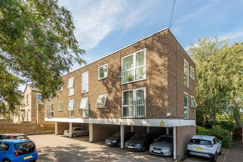 undefined, Uxbridge Road, Hampton TW12