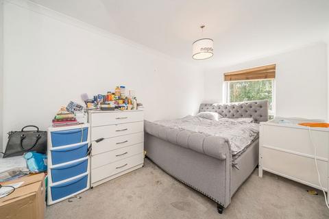 undefined, Uxbridge Road, Hampton TW12