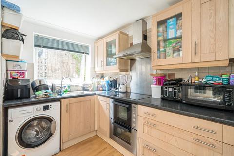 2 bedroom flat for sale, Uxbridge Road, Hampton TW12
