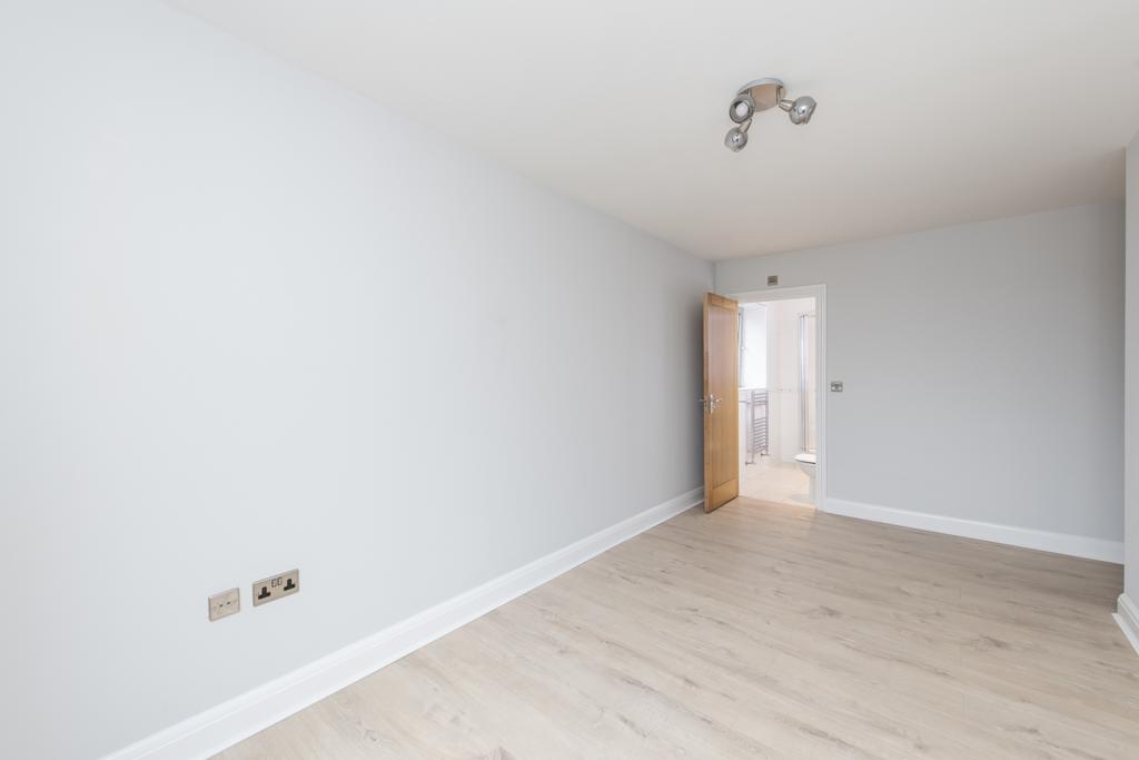 Miles Close 9 - En suite Bedroom
