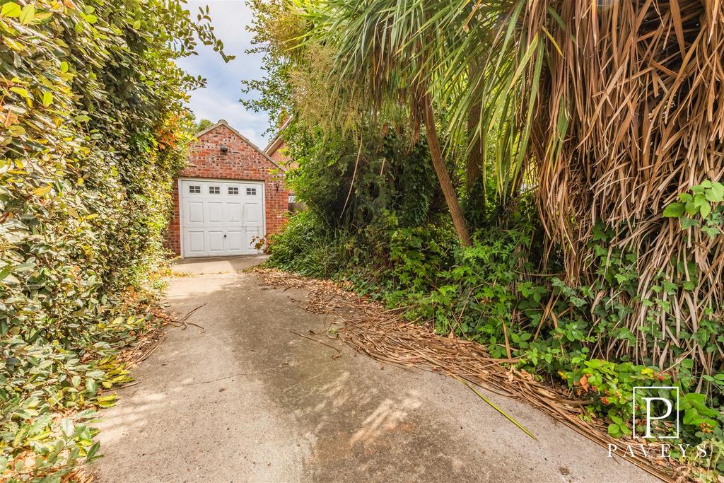 Detached garage