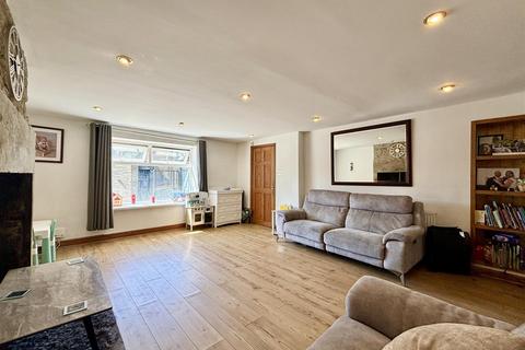 36 Ambler Thorn, Queensbury, Bradford, BD13 2DL