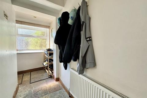 36 Ambler Thorn, Queensbury, Bradford, BD13 2DL