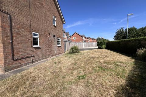 3 bedroom semi-detached house to rent, Farm Close, Codsall WV8