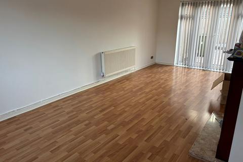 3 bedroom semi-detached house to rent, Farm Close, Codsall WV8
