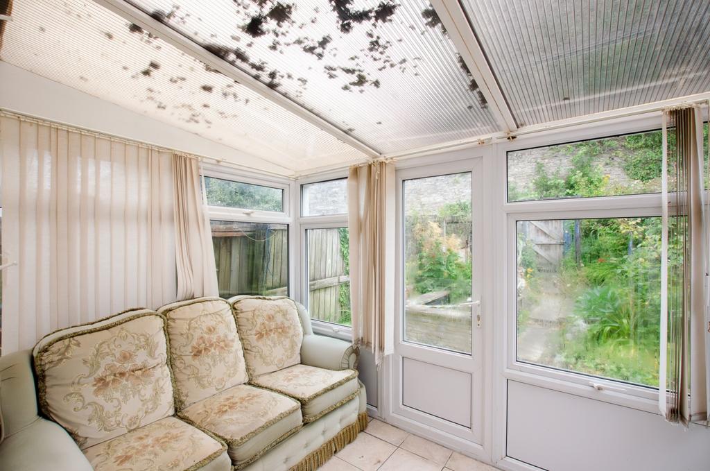 12 Cherry Tree Close - TPS Bodmin 01208 74182-3