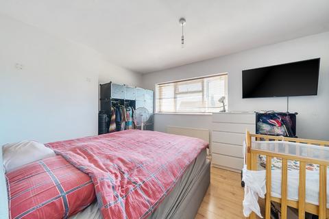 25 Bricksbury Hill, Farnham, GU9 0LZ