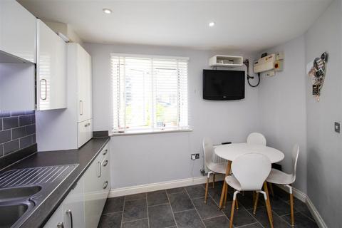 3 Allamand Close, Church Crookham, Fleet, GU52 8AR