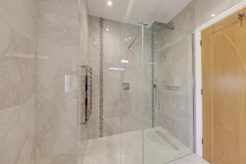 En Suite Shower 2 Alt
