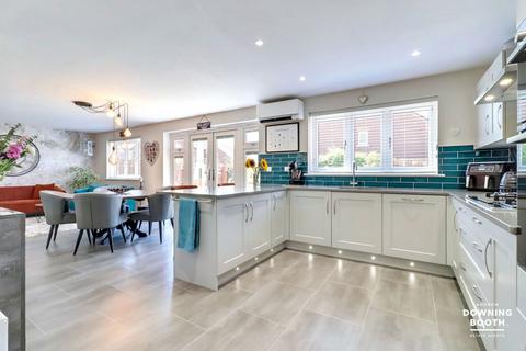 29 Humber Drive, Streethay, Lichfield, WS13 8XF