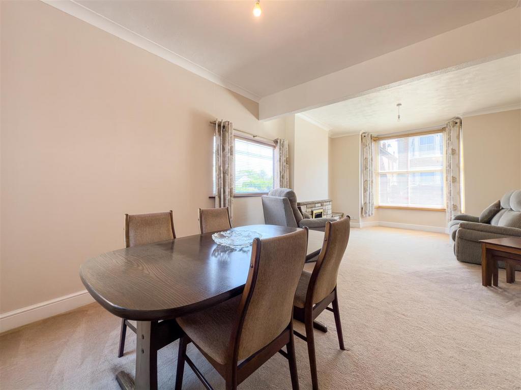 Lounge/dining