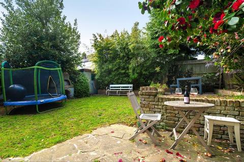4 bedroom semi-detached house for sale, Arragon Gardens, Streatham, London, SW16
