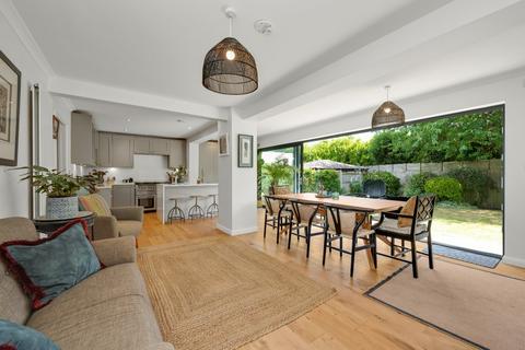 12 Sandon Close, Esher, KT10 8JE