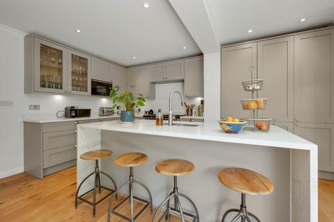 12 Sandon Close, Esher, KT10 8JE