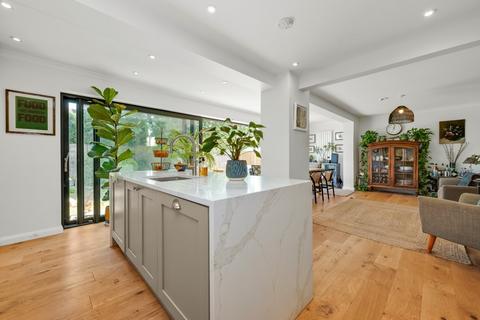 12 Sandon Close, Esher, KT10 8JE