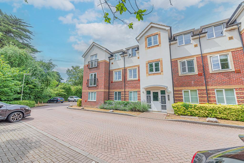 kingswood-close-camberley-surrey-2-bed-apartment-150-000