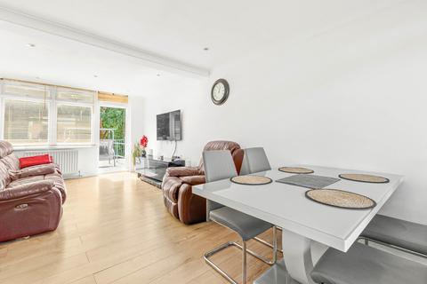 3 bedroom flat for sale, Chalfont Station Road, Little Chalfont