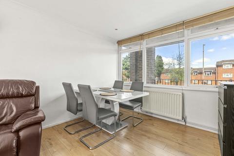 3 bedroom flat for sale, Chalfont Station Road, Little Chalfont