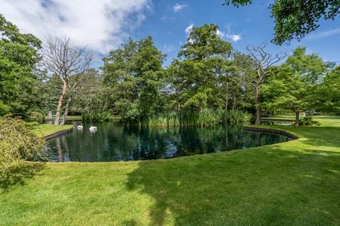 undefined, Strumpshaw
