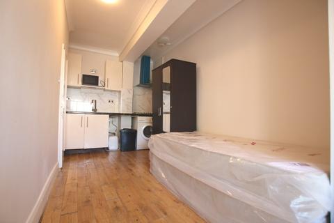 Studio to rent, Fleetwood Road, London