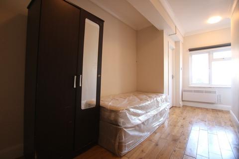 Studio to rent, Fleetwood Road, London